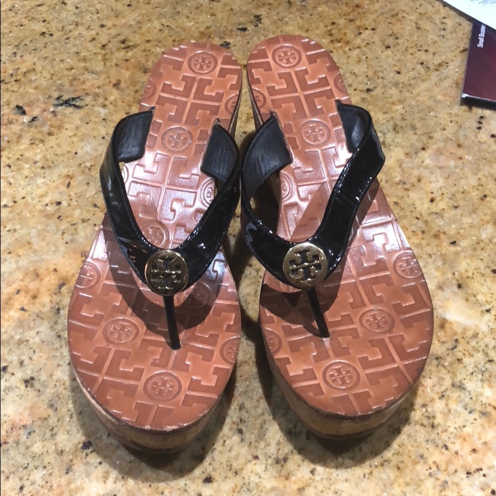 Tory burch wedge flip flops black